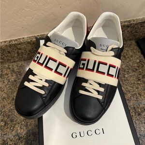 Men’s Gucci Black Leather Sneakers with Logo Band.